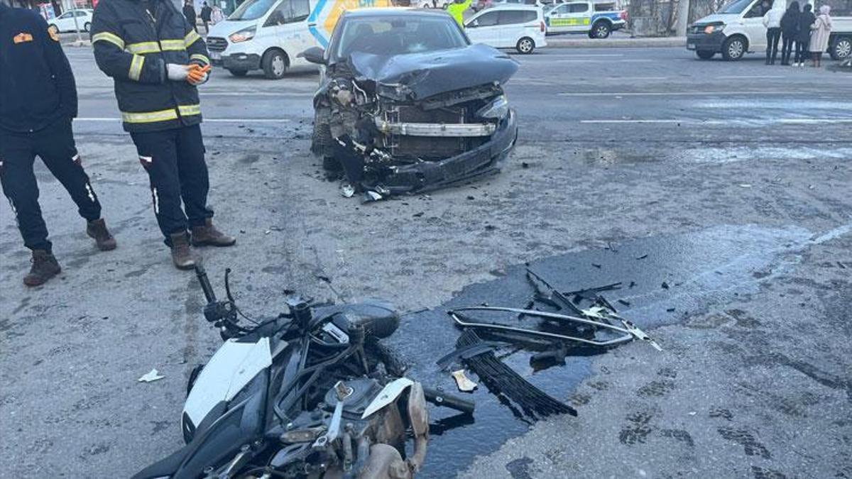 Bitlis’te motosiklet ile otomobil çarpıştı: Sürücü yaralandı