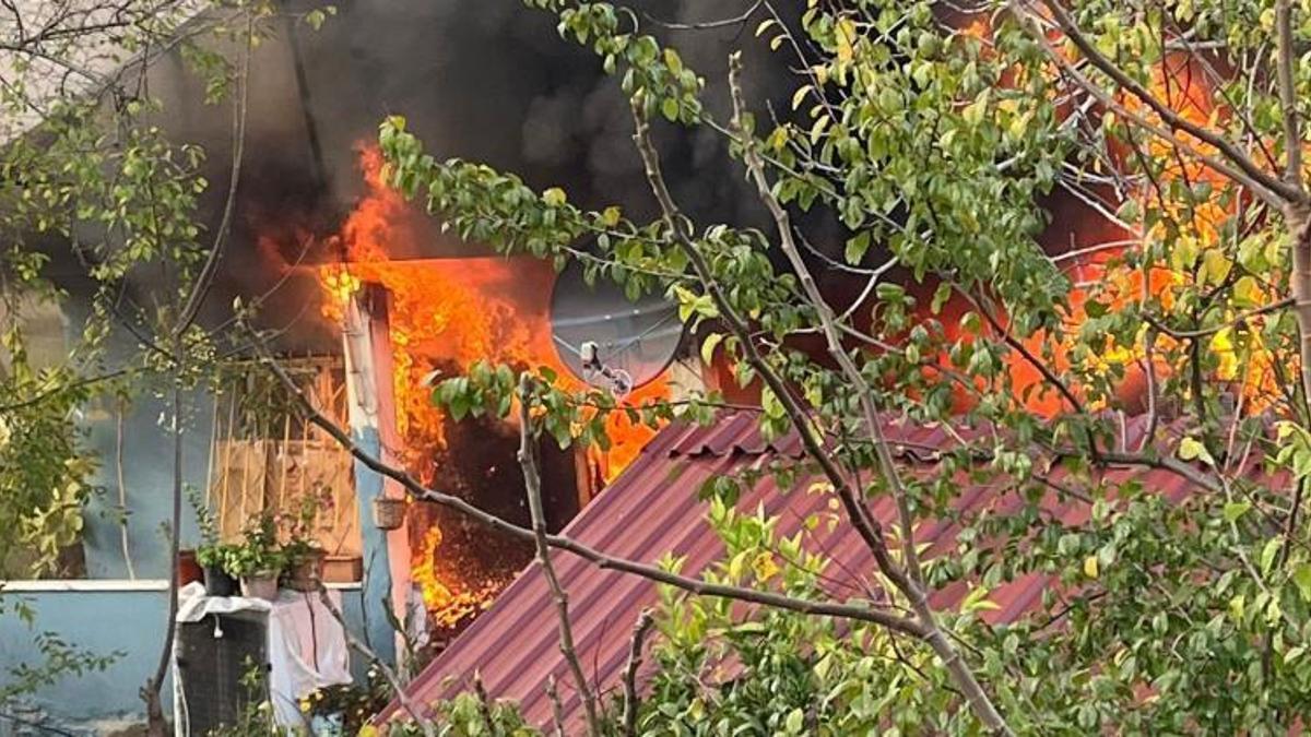 Derince'de çakmağı doldururken hem kendini hem de evi yaktı