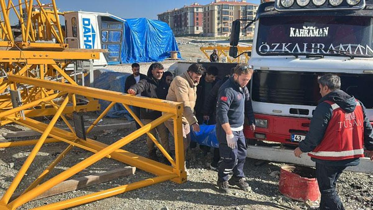 Kütahya’da kule vinç çelik iskelete çarptı; 1 işçi yaralandı