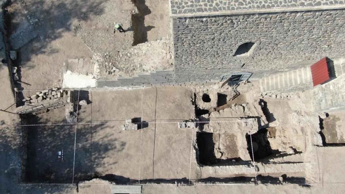 Bir asırdır toprak altında! Diyarbakır surlarının 1.35 metresi gün yüzüne çıkartıldı