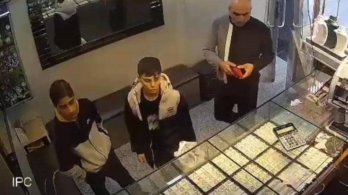 Bağcılar'da iki çocuk yerde buldukları altın dolu keseyi sahibine teslim etti