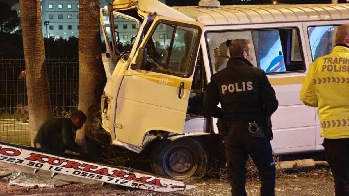 Antalya’da minibüs refüje çıktı: Alkollü sürücü yaralandı