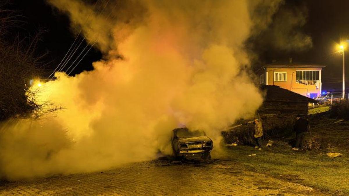 Çorum Laçin'de yanan otomobil kullanılamaz hale ge…