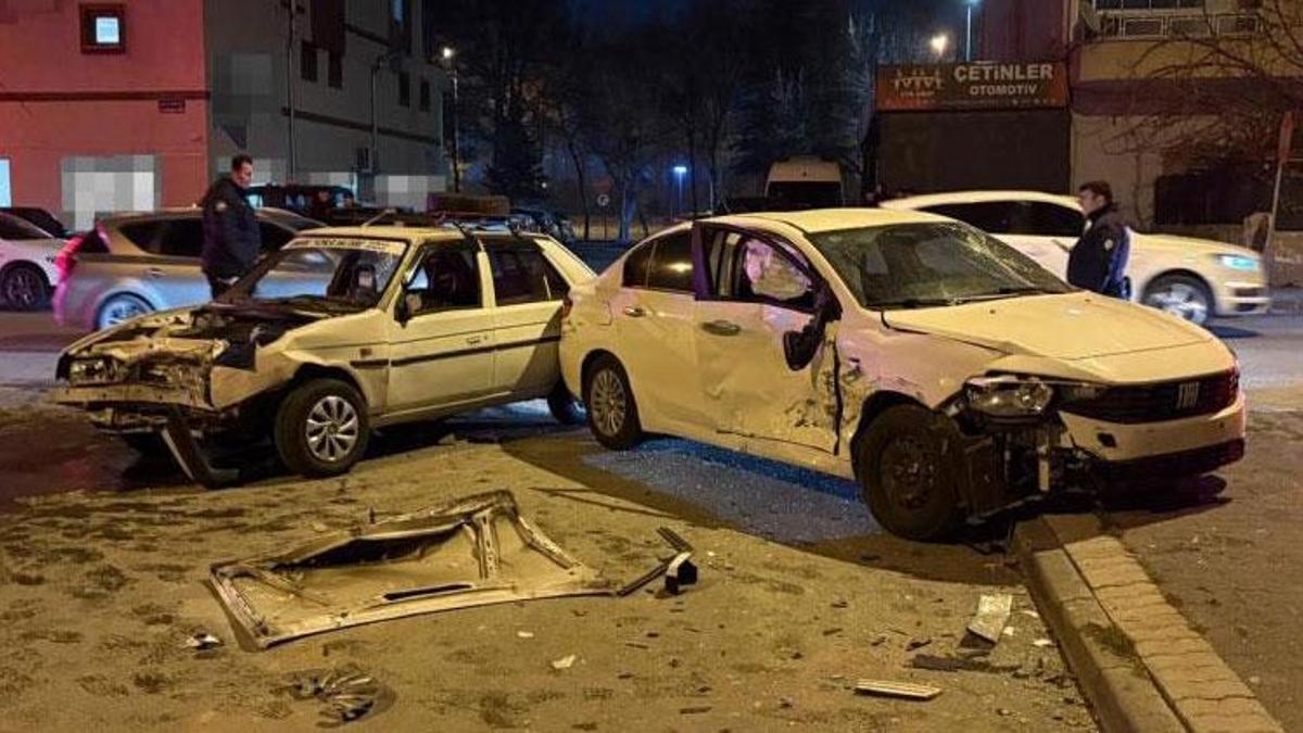 Kayseri’de kazada savrulan otomobil kaldırımdaki yayalara çarptı: 4 yaralı
