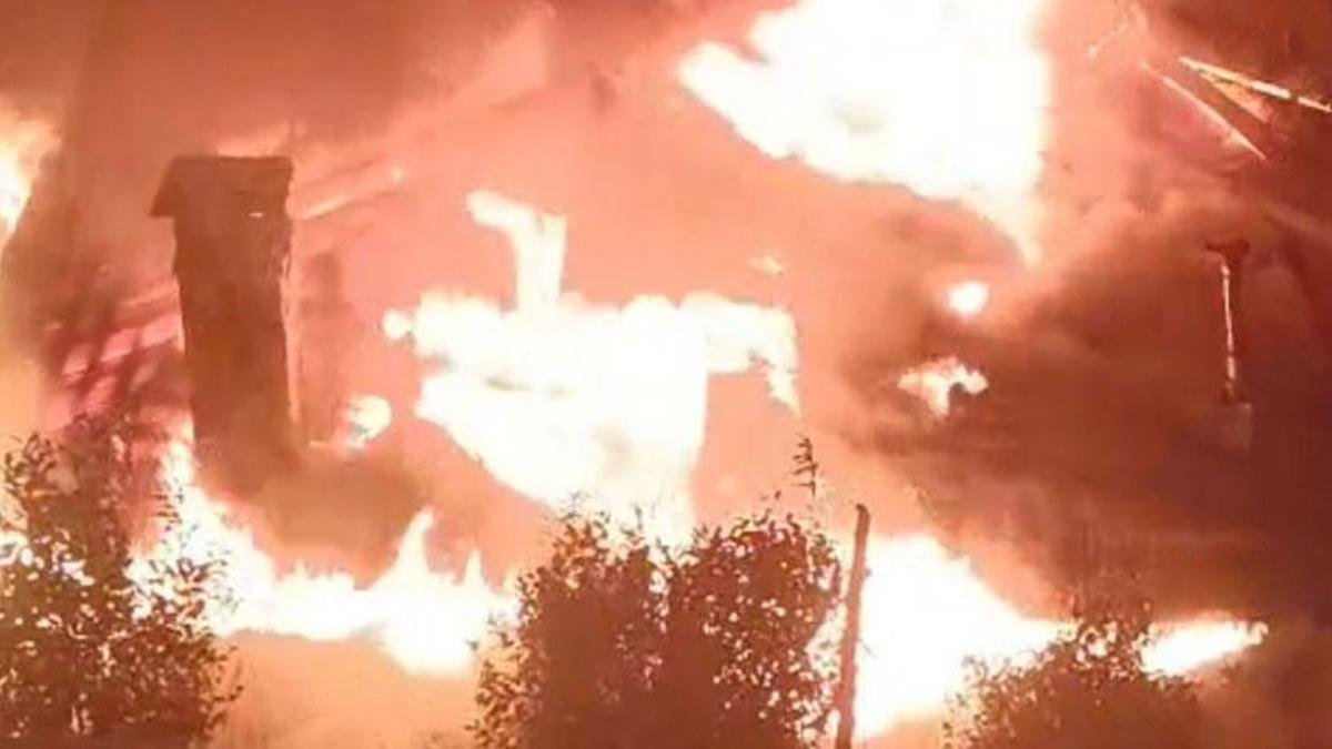 Kabadüz'de 2 katlı ahşap ev yandı