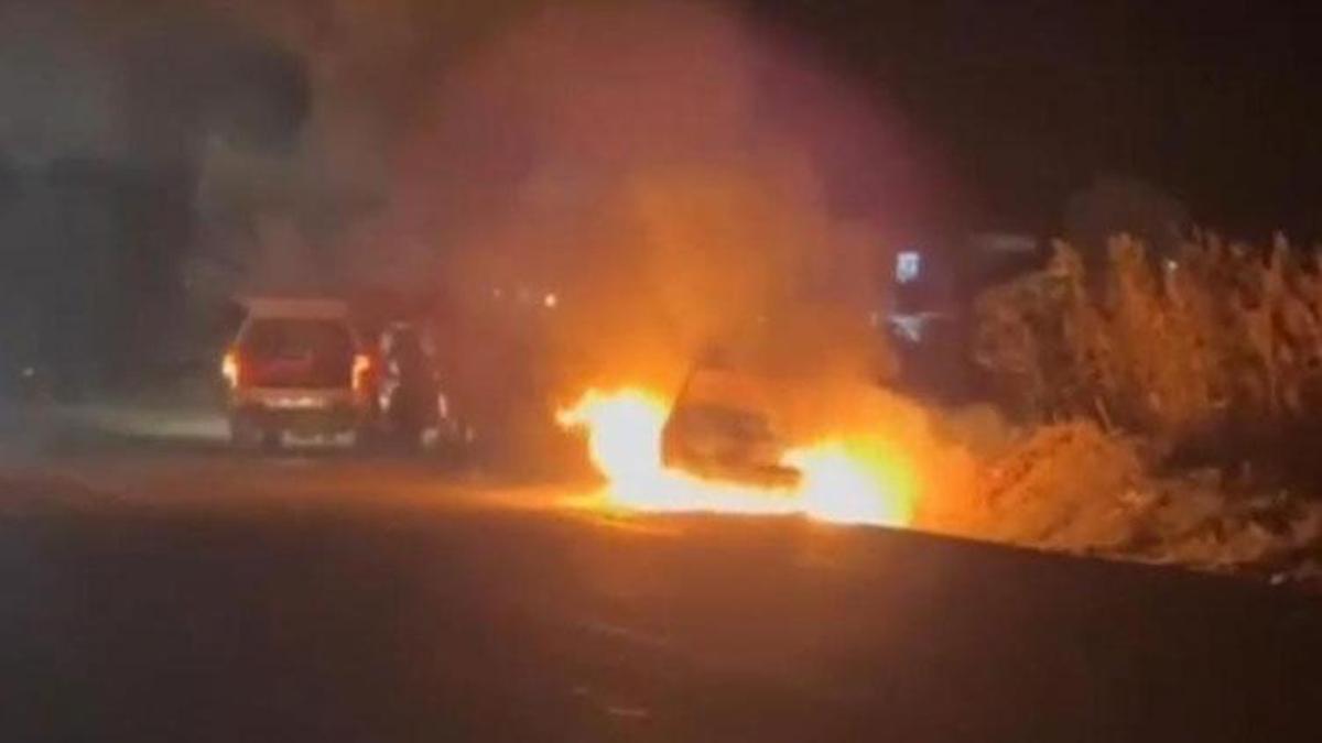 Şanlıurfa Harran'da bir kişi otomobilini ateşe verdi