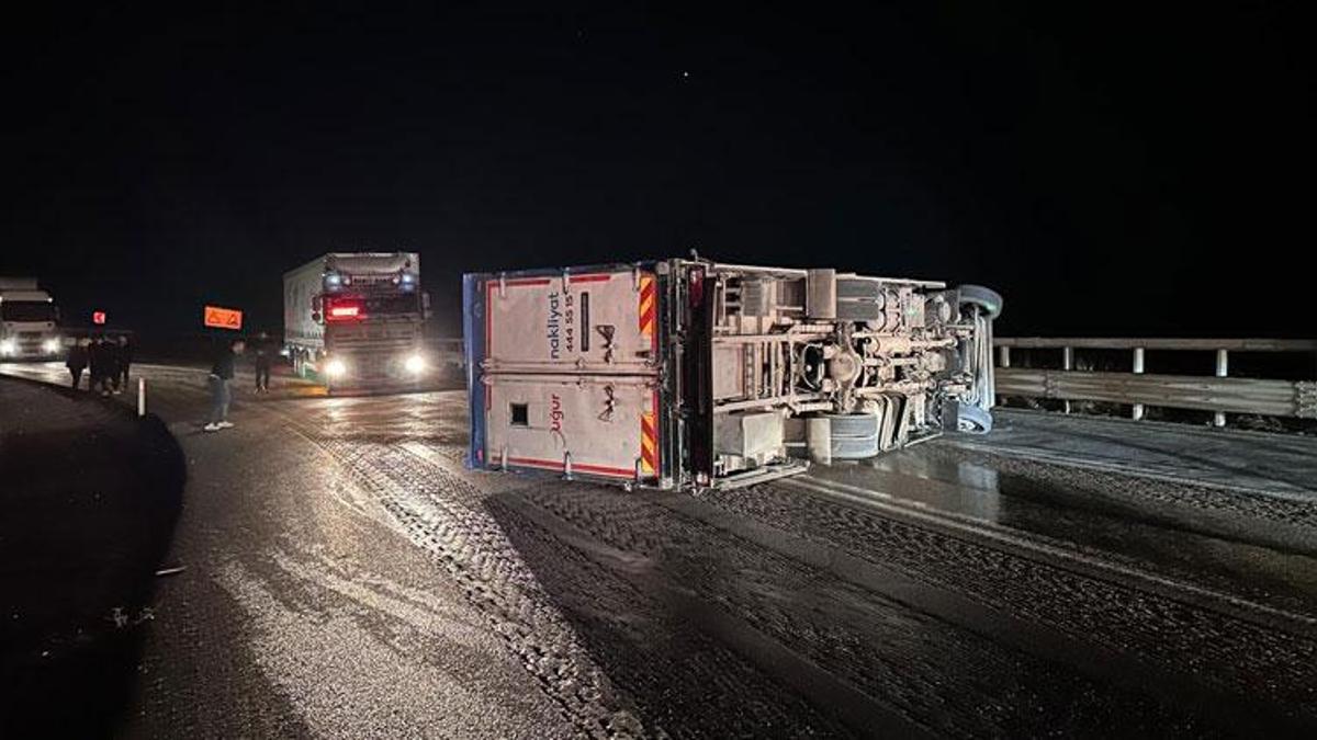 İznik'te devrilen kamyonun şoförü yaralandı