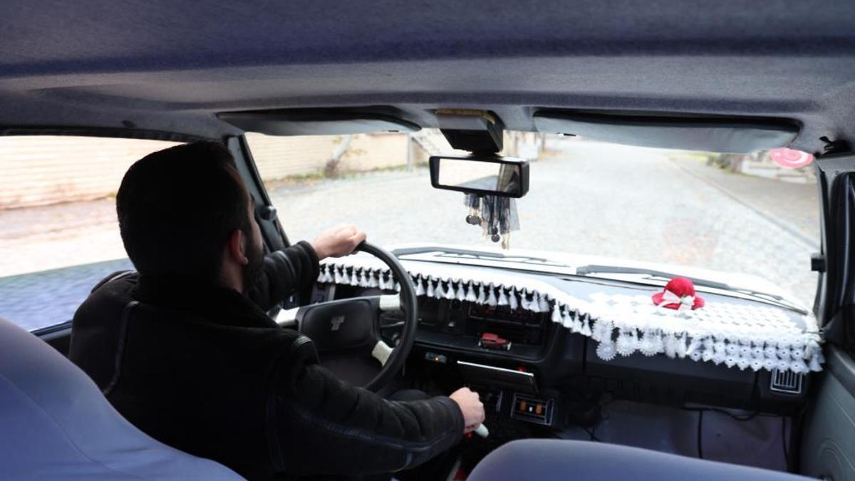 Görenler gözlerine inanamıyor: Bu arabaya binmenin şartı bir şartı var!