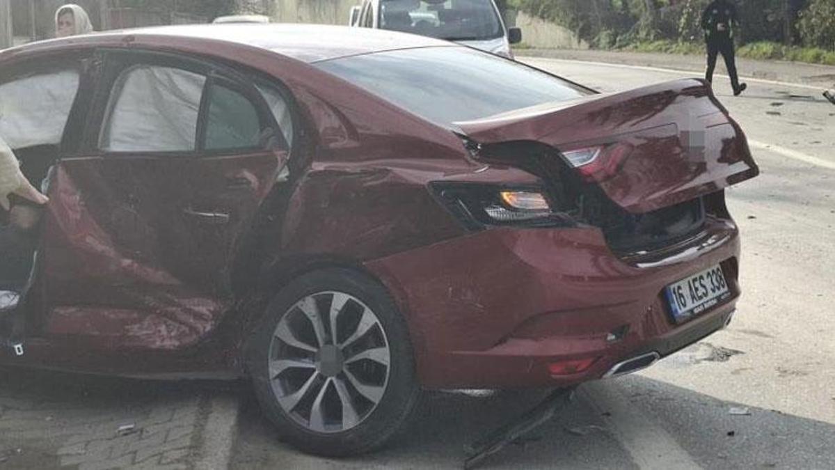 Sakarya'da iki otomobilin çarpışması neticesinde 5 kişi yaralandı
