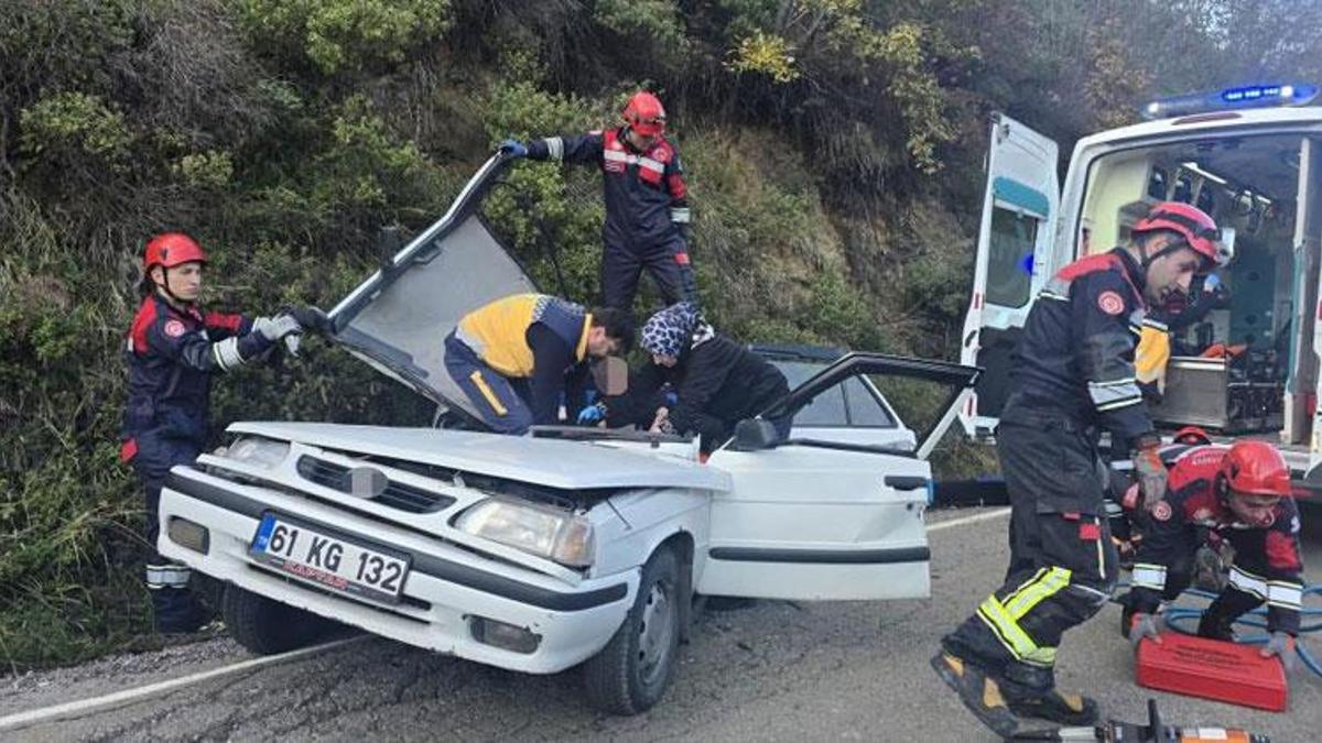 Akçaabat'ta kaya parçası otomobilin üzerine düştü: 5 yaralı