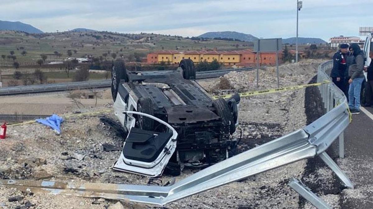 Denizli'de karşı şerdi geçerek takla atan otomobilde 1 kişi hayatını kaybetti