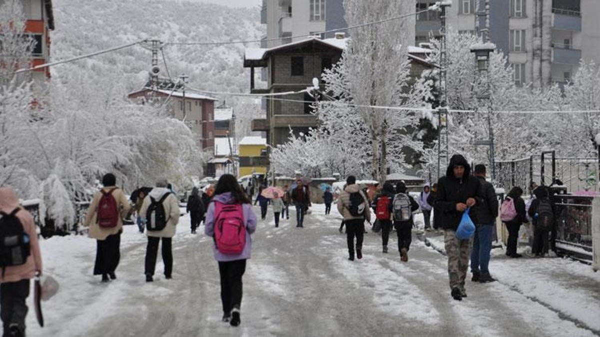 Kar ve gök gürültülü sağanak kuvvetli geliyor! Meteoroloji uyardı: 10 ilde kar, 28 ilde yağmur alarmı