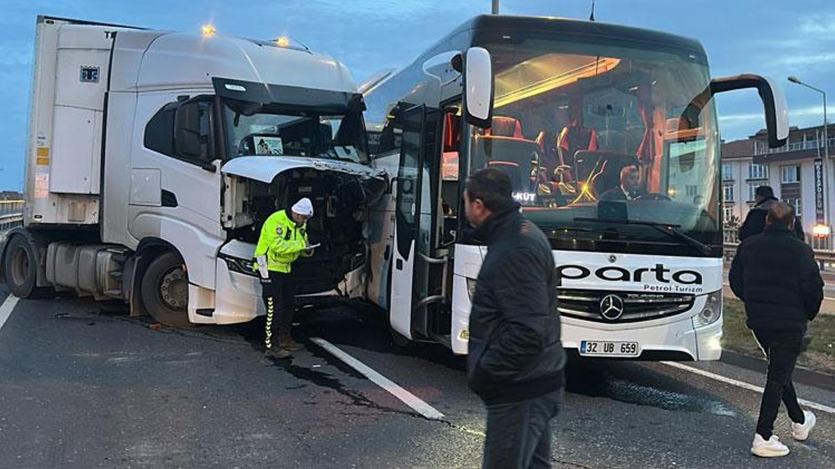 Kütahya-Afyonkarahisar kara yolunda 3 aracın karıştığı zincirleme kaza; 3 yaralı