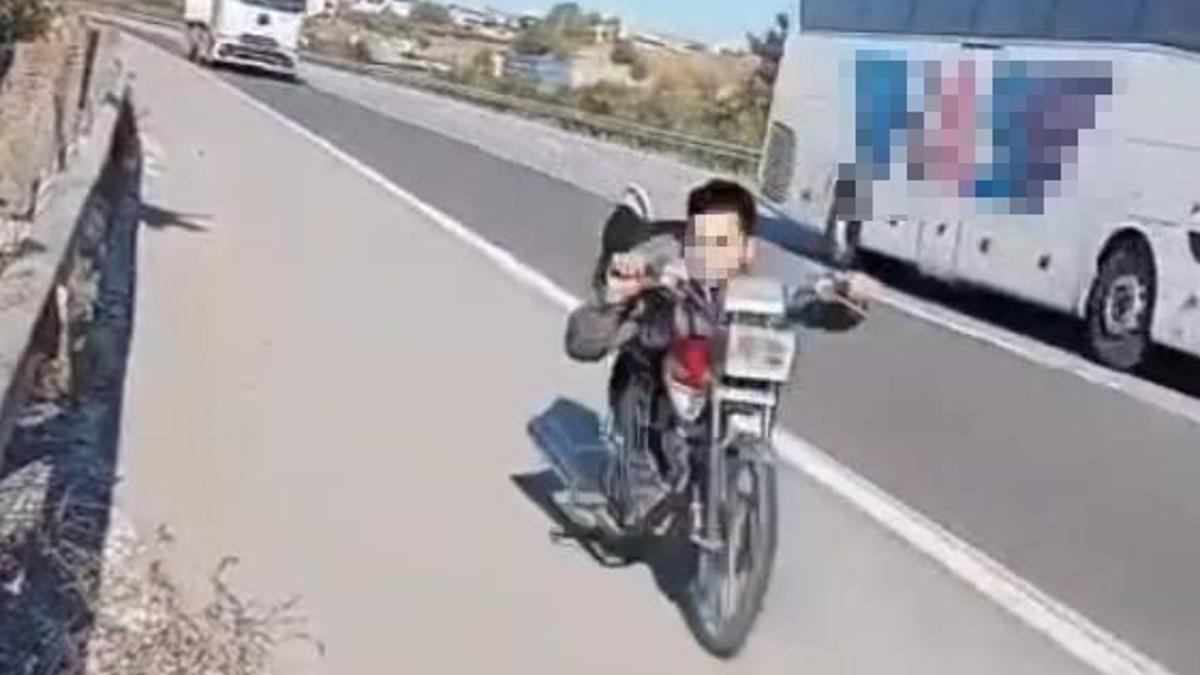 Otoyolda motosikletini, üzerine yüzüstü yatarak kullanan sürücüye 63 bin TL ceza