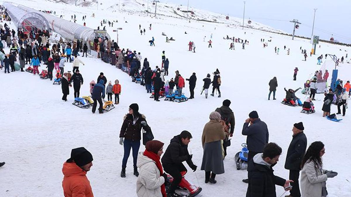 Erciyes kapıları dolu olarak açtı! İlk hafta sonunda kayak merkezi tıklım tıklım