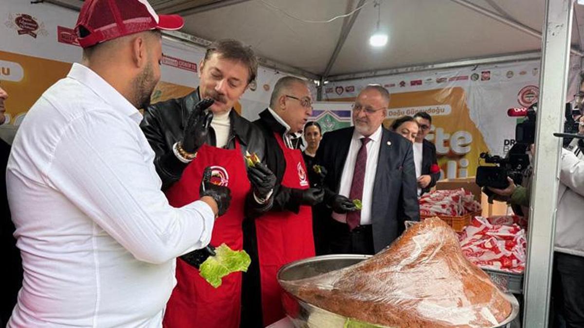 Bahçelievler'de çiğköfte su gibi aktı! 5 ton çiğköfte ücretsiz dağıtıldı