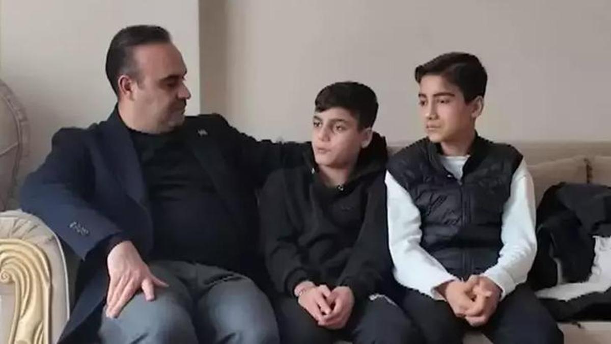 Bakan Kacır'dan buldukları altın dolu çantayı sahibine teslim eden çocuklara ziyaret