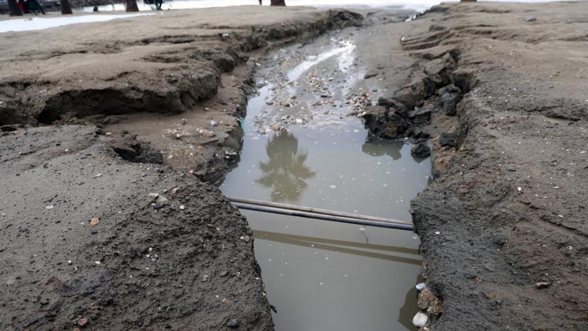 Yılın en kısa gününde deniz suyu çekildi, sağanak yağmur sahili tahrip etti