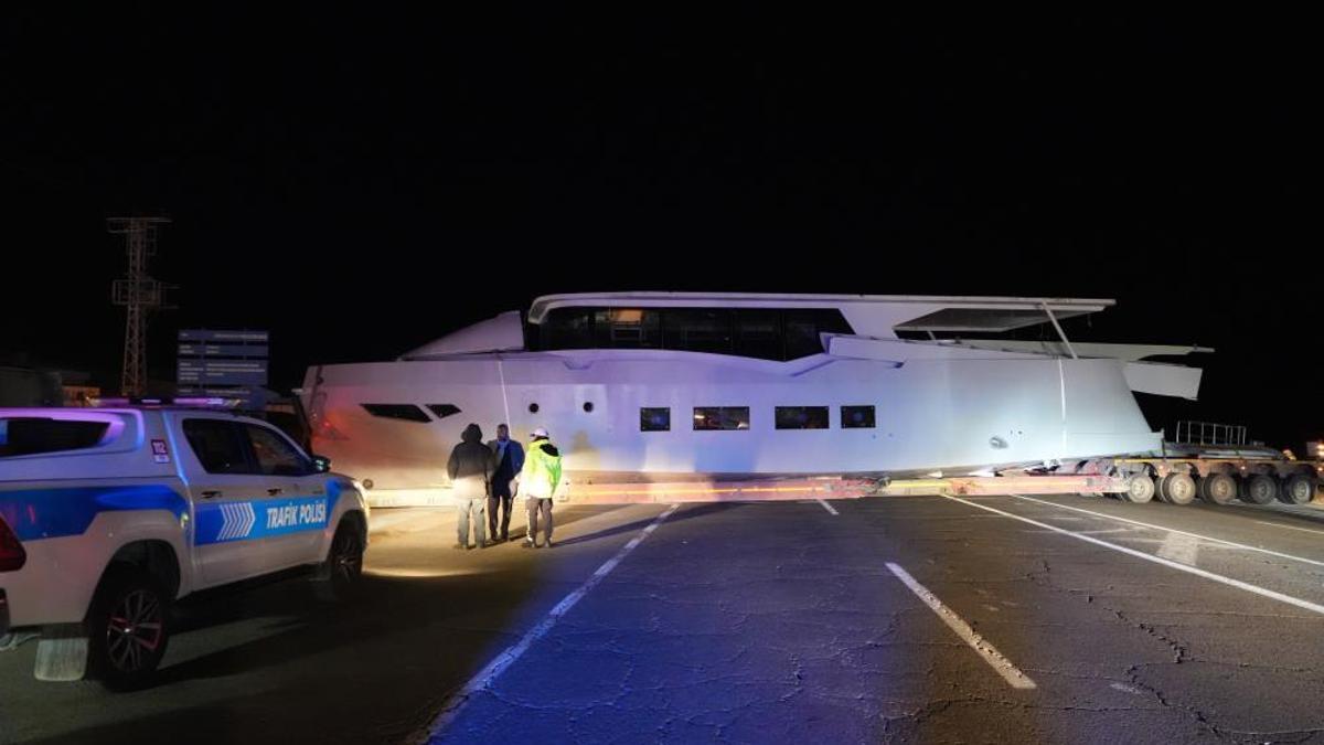 Erzurum'da karayolunun ortasında ilginç olay! Karşılarında yatı görenler şaşırdı