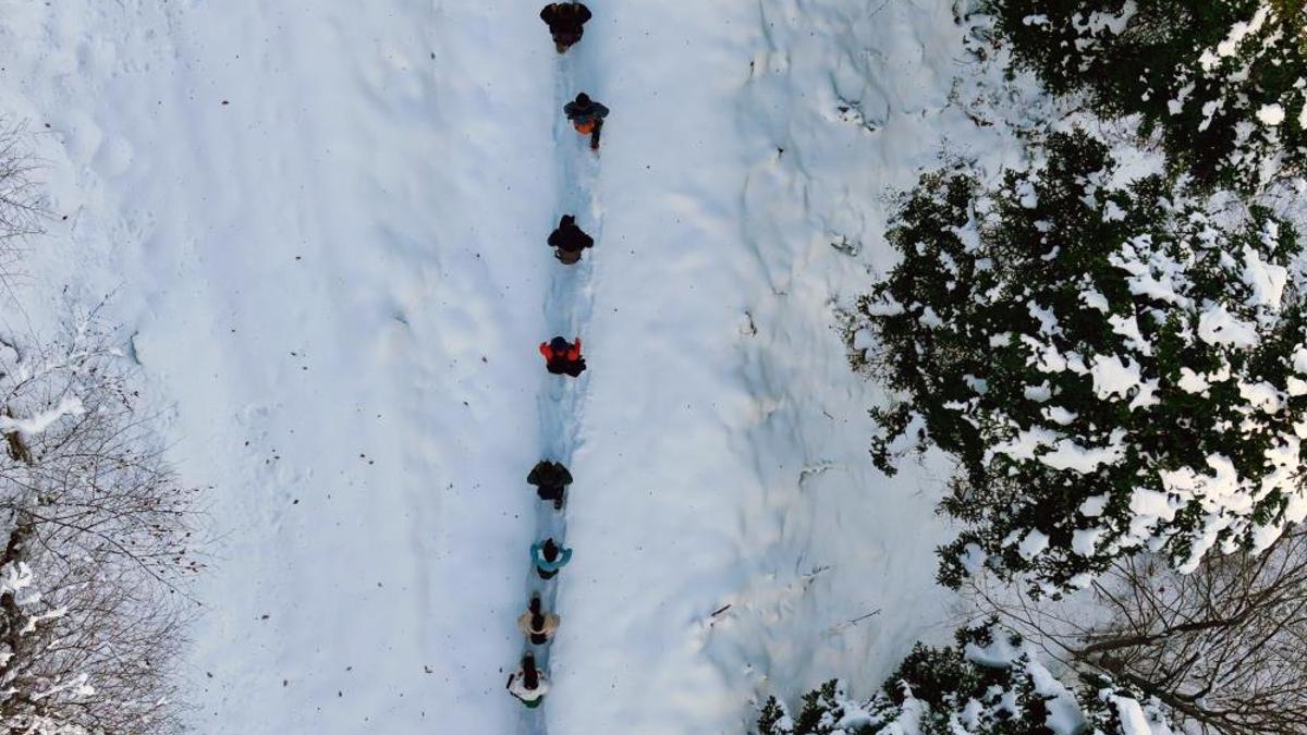 Kimi evinde oturdu, onlar karla kaplı zirveleri seçti: Gümüşhane’de kartpostallık görüntüler: Karlar altında Torul’da12 kilometre yürüdüler