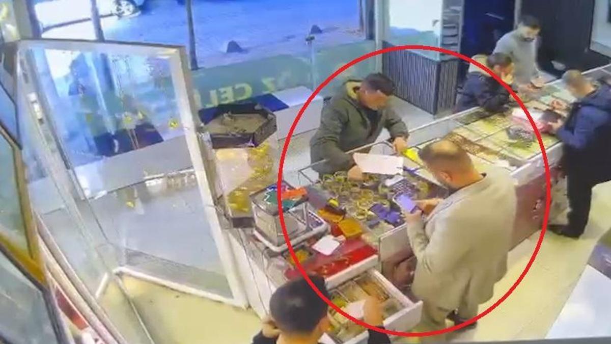 Siirt'te 2 çocuk annesi Gülhan'ın cinayet şüphelisinin kuyumcuya altınları satarken görüntüleri ortaya çıktı