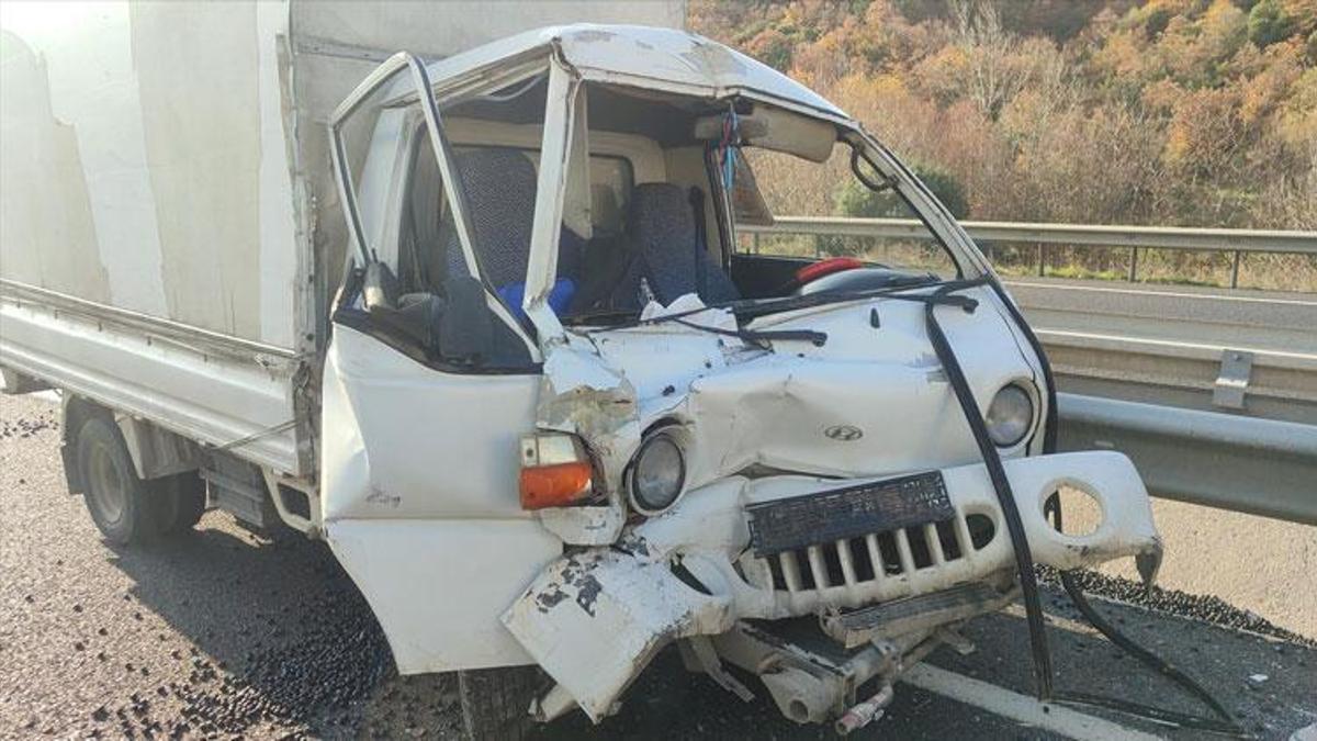 Manisa Akhisar’da kamyonet ile TIR çarpıştı: 1 yaralı