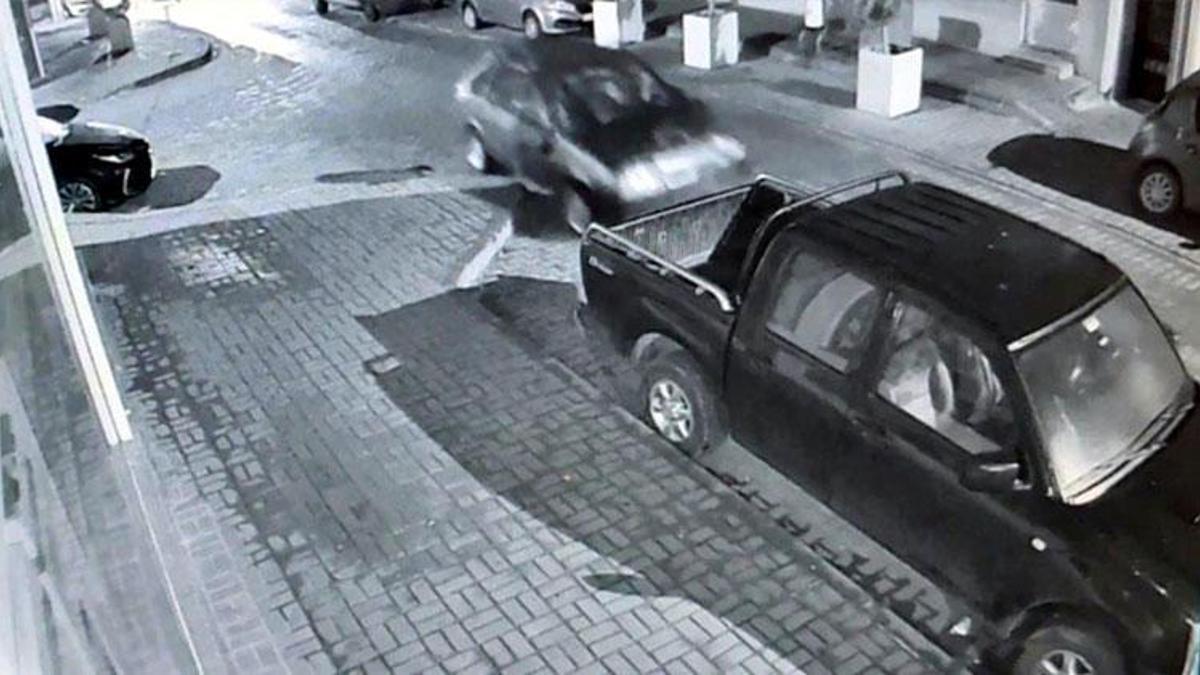 Tekirdağ'da alkollü sürücünün otomobille park halindeki araçlara çarptığı kaza kamerada