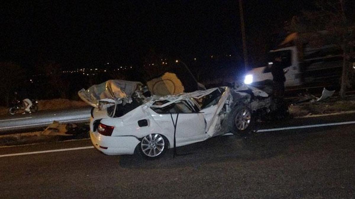 Kilis'te park halindeki TIR'a çarpan otomobildeki 2 kişi yaralandı