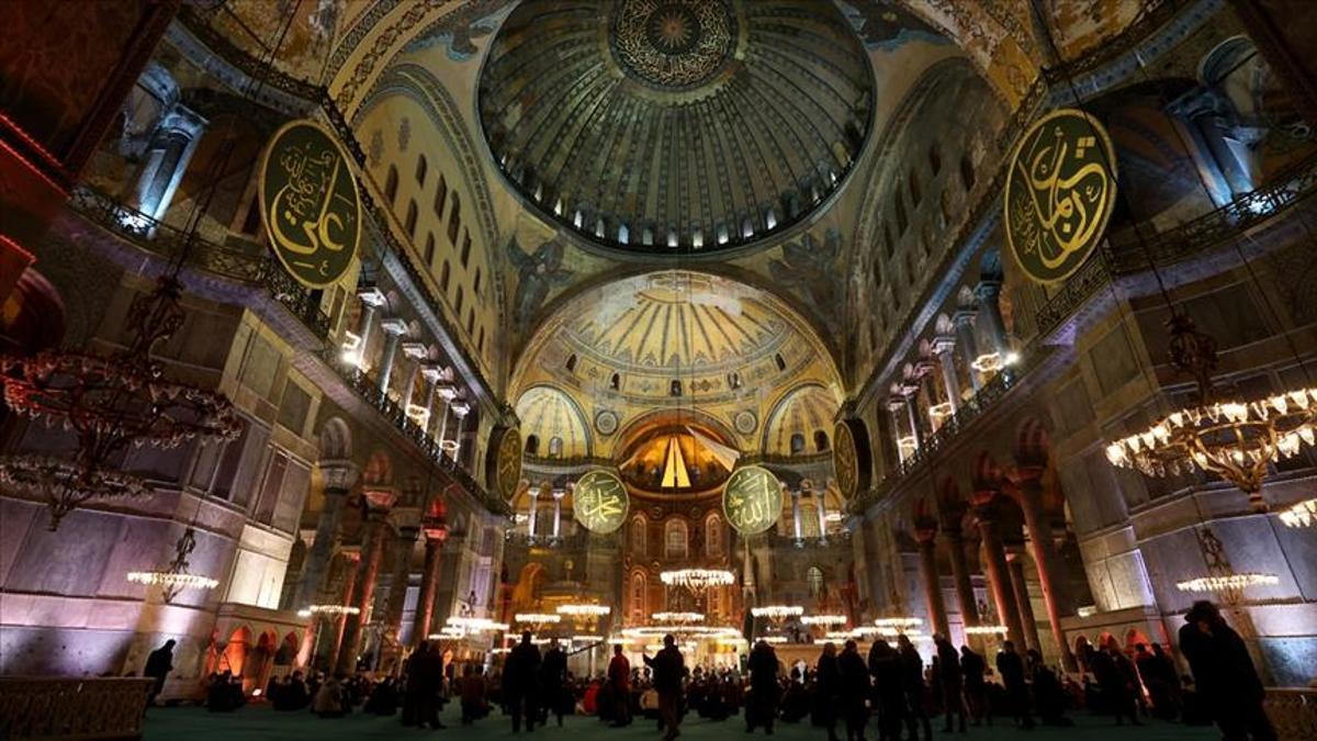 Kandilde Hangi Zikirler Çekilir? İslam'ın En Özel Gecelerine Manevi Bir Dokunuş