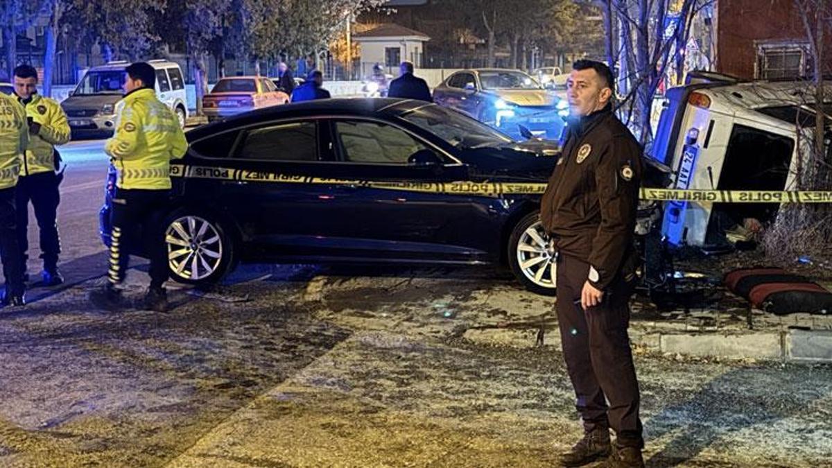 Erzincan'da iki otomobil çarpıştı 5 kişi yaralandı