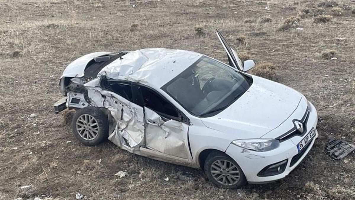 Arpaçay'da kamyonla çarpışan otomobil şarampole devrildi