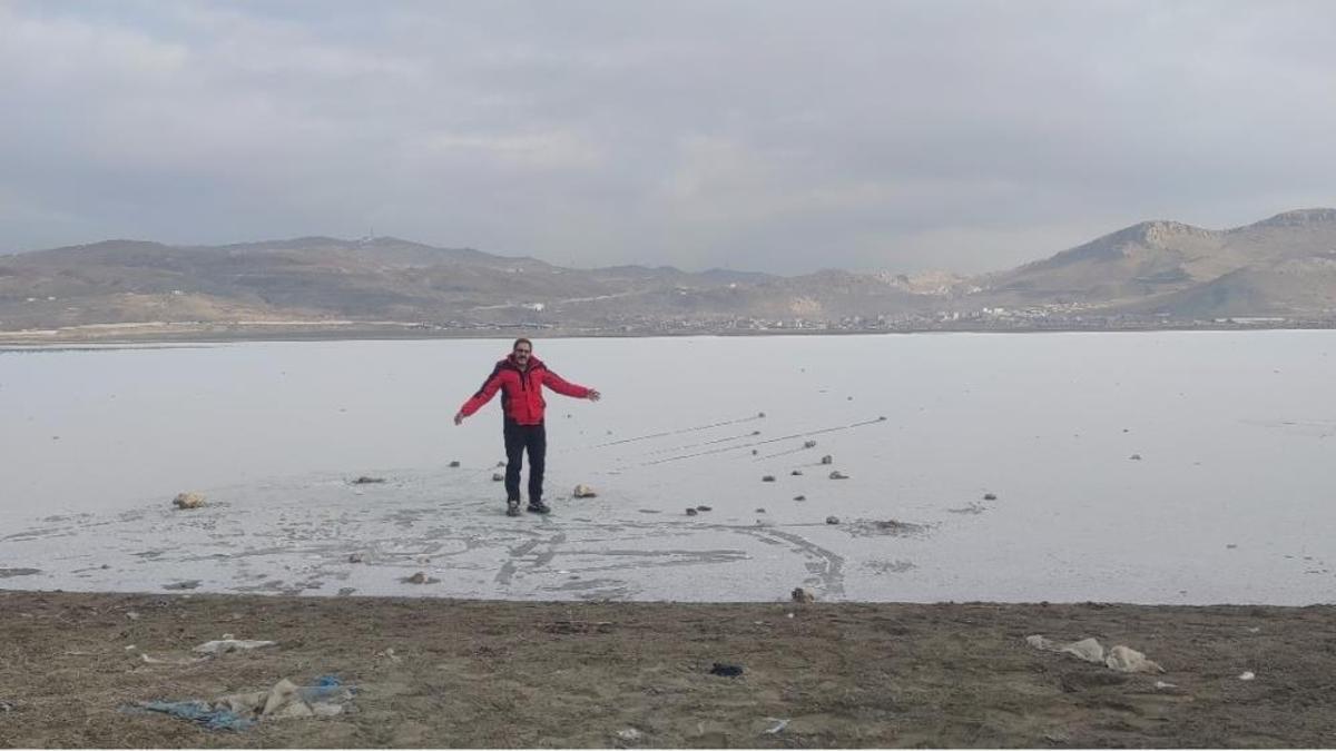 Van'da Sibirya soğukları! Göletin yüzeyi buz tuttu