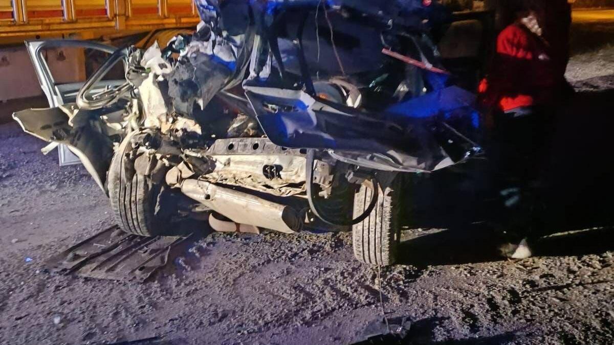 Otomobil, park halindeki TIR’a çarptı: 1ölü, 1 yaralı