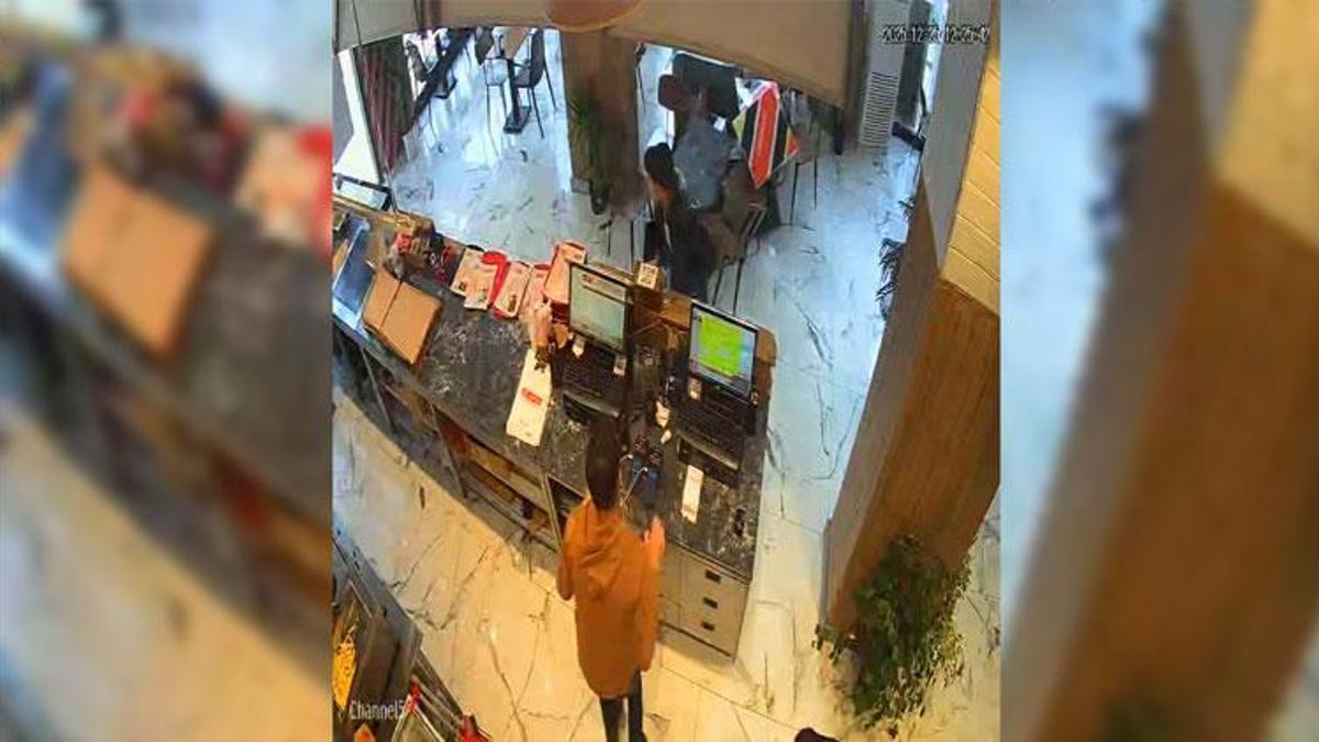 Malatya'da otomobil döner salonuna girdi; o anlar kamerada