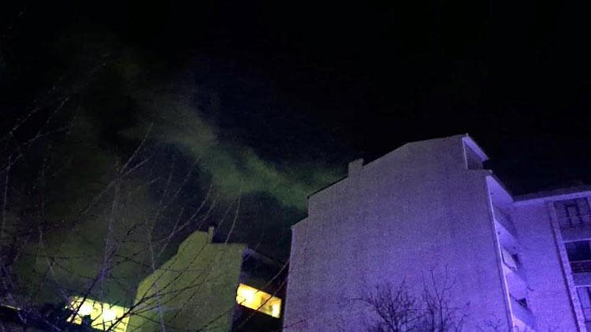 Erciş'te apartman yangını; 15 kişi dumandan etkilendi