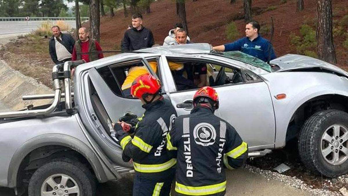 Denizli'de yoldan çıkan araç ağaca çarptı; 1 ölü, 1 yaralı