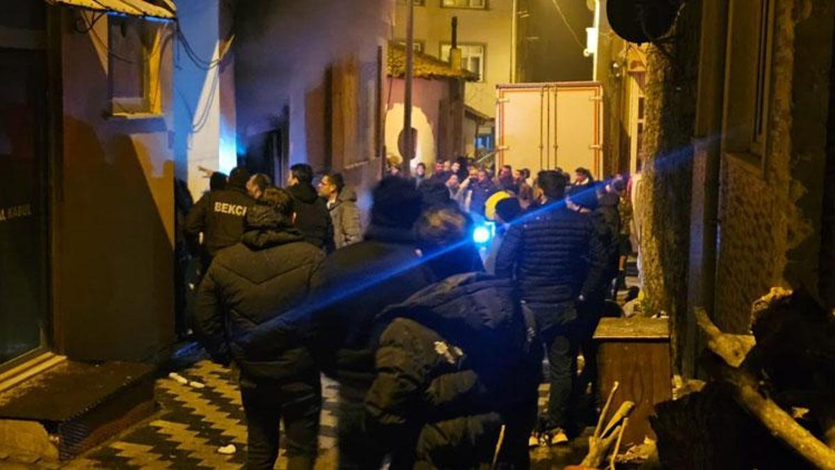 Balıkesir’de mobilya mağazasındaki yangında bina sakinleri dumandan etkilendi