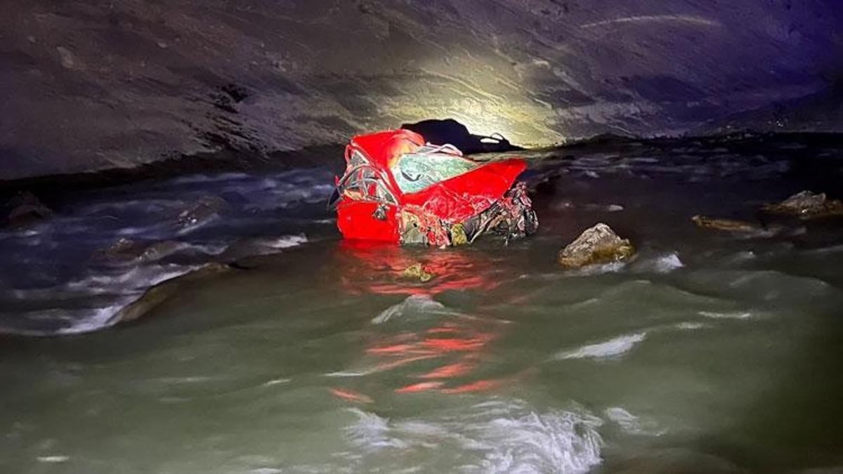 Hakkari'de araç Zap suyuna yuvarlandı; 1 kişi kurt…