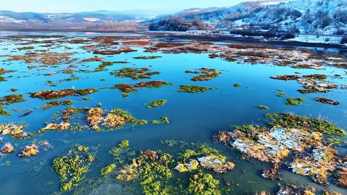 Samsun'da cennetten bir köşe! Beyaz gelinliğini giyen Ladik Gölü’nün güzelliği göz kamaştırdı