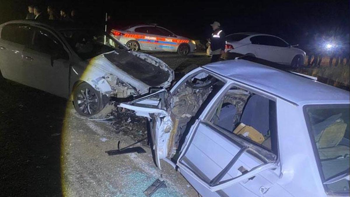Şanlıurfa’da otomobiller kafa kafaya çarpıştı: 2’si ağır 7 yaralı