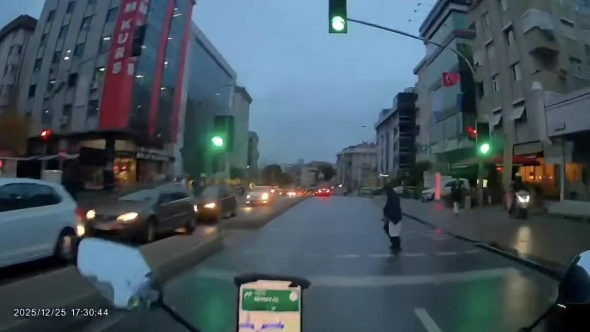 İstanbul - Maltepe'de kırmızı ışıkta caddeden karşıya geçen yayaya motosiklet çarptı