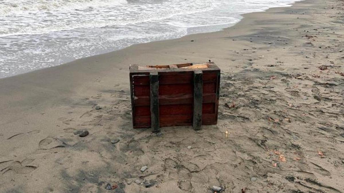 Samsun'da deniz kenarında gizemli 'Rus' sandığı! Yürüyüş yaparken fark etti