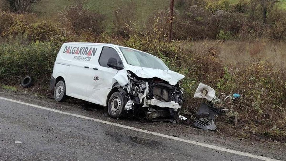Bartın'da karşı yöne geçen otomobil ile minibüsün çarpıştığı kaza kamerada