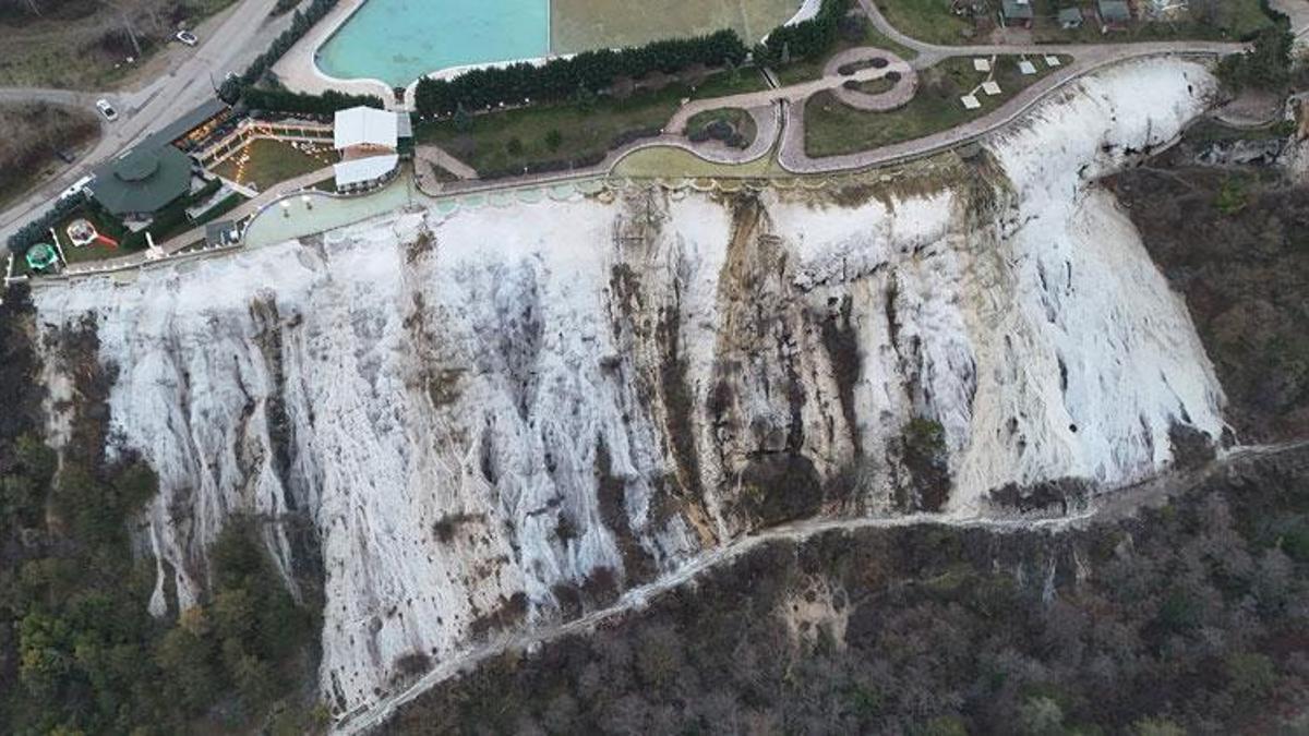 'Bolu'nun Pamukkalesi'nde kış sessizliği: Ormanın yeşiliyle beyaz travertenlerin buluşması