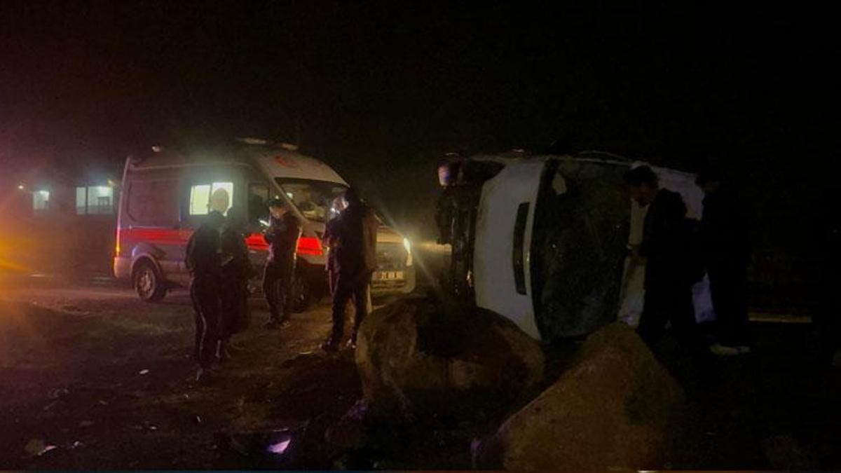 Diyarbakır-Viranşehir kara yolunda işçi servisi minibüsü devrildi: 16 yaralı