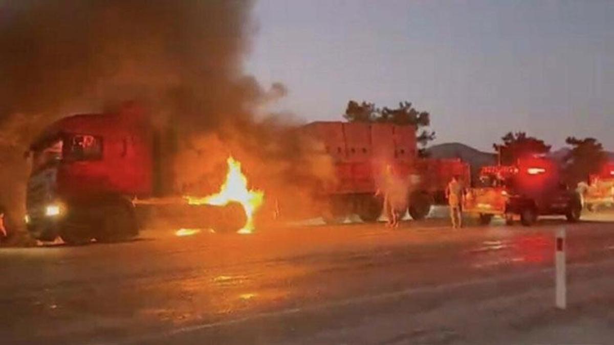 Seydikemer’de tuğla yüklü TIR yandı