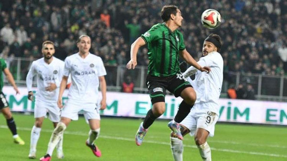 Manisa Futbol Kulübü deplasmanda Sakaryaspor'u 2 golle geçti
