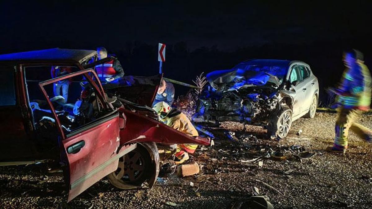 Manisa Demirci’de iki otomobil çarpıştı; 3 ölü, 1 yaralı