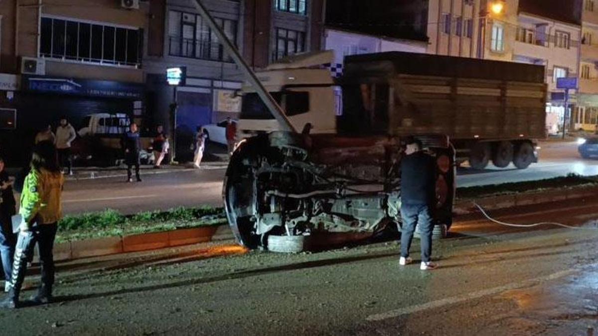 Bursa'da takla atıp direğe çarpan otomobilin kaza anı kamerada: 3 yaralı