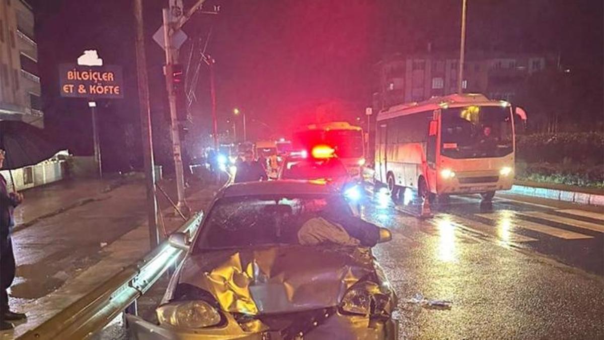 Kocaeli'de otomobilin kırmızı ışıkta bekleyen araca çarptığı kazada 6 kişi yaralandı